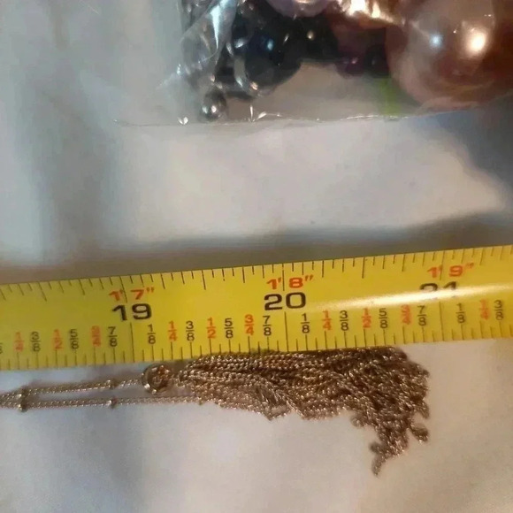 Gold tone Lariat style necklace with 2 tassels 16" drop & 21" including tassels - Picture 5 of 6